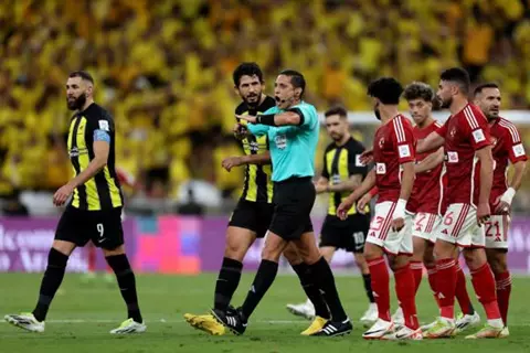 شاهد على لحظة تاريخية للأهلي.. من هو حكم نهائي إنتركونتيننتال بين ريال مدريد وباتشوكا؟